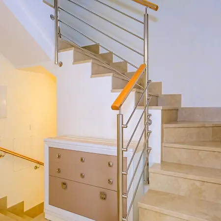 Gabriela Mistral Id119 فيلة *