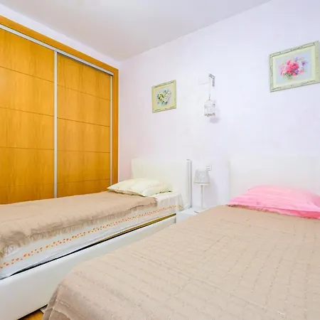 Gabriela Mistral Id119 *