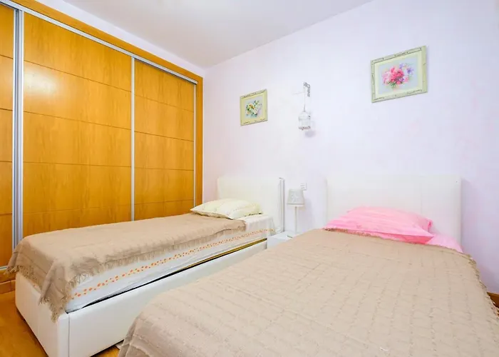 Gabriela Mistral Id119 *